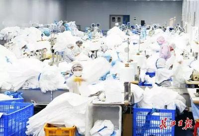 關注|防護服生產保衛(wèi)戰(zhàn)!記者探訪生產車間