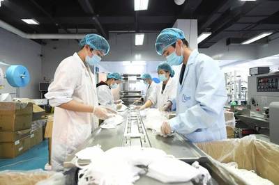 每天100萬(wàn)只口罩從這里產(chǎn)出！探訪春節(jié)不停工的防護(hù)用品生產(chǎn)一線